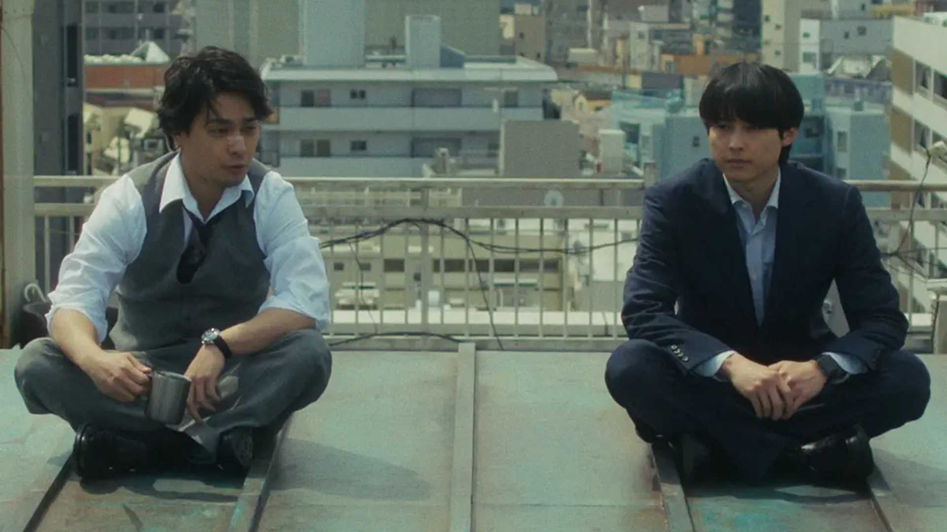Kujo e Karasuma, da série Netflix Sins of Kujo, sentados no telhado conversando e tomando café