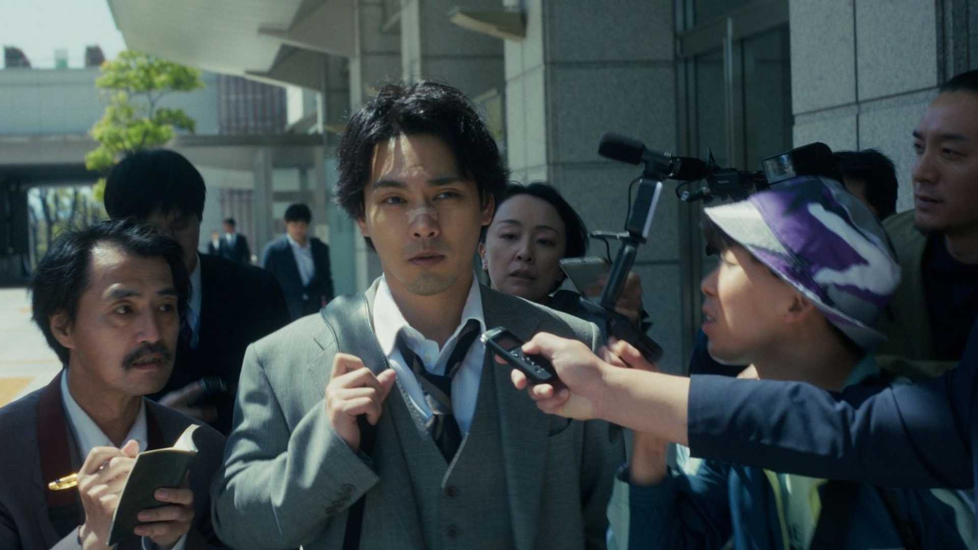 Kujo, da série Netflix Sins of Kujo, cercado por jornalistas