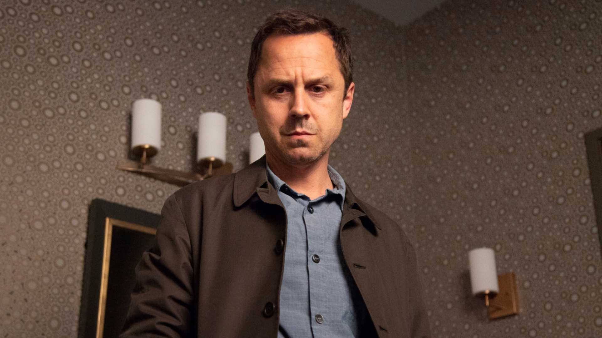 Giovanni Ribisi com uma expressão séria no trabalho em Sneaky Pete