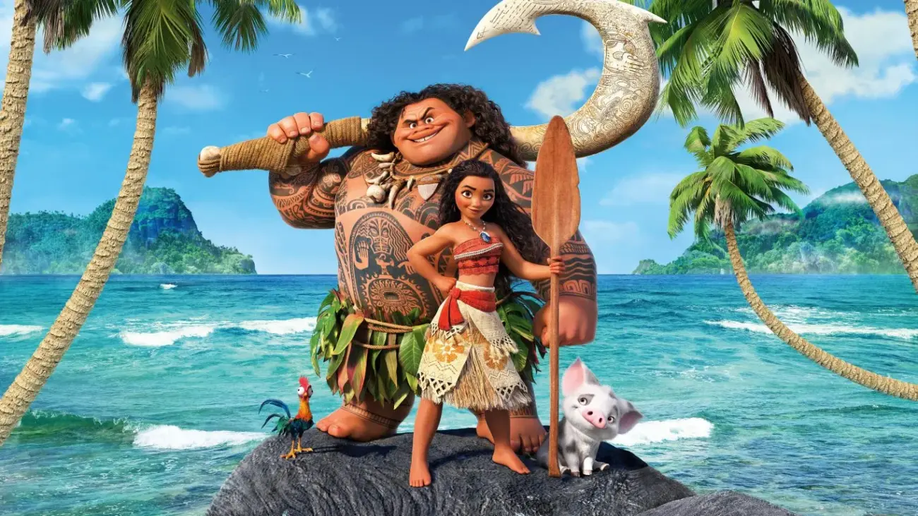arte promocional de Moana com Maui ao fundo, destacando o lado animado da franquia Disney