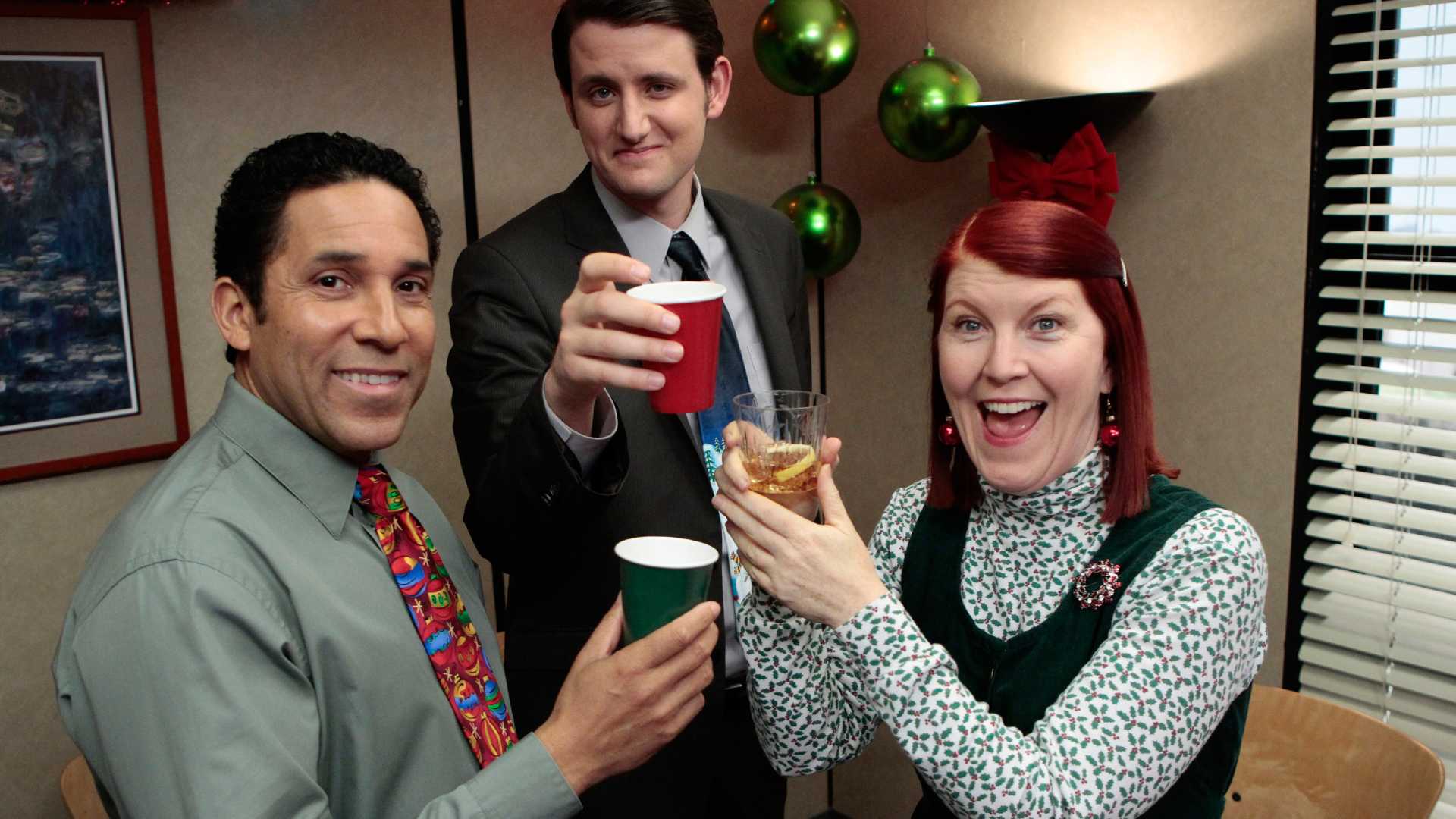 Oscar, Gabe e Meredith brindando para a câmera em uma imagem promocional de The Office