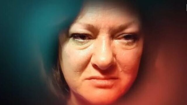 Frances Zaayer está presa ou solta em A Pior Vizinhança?