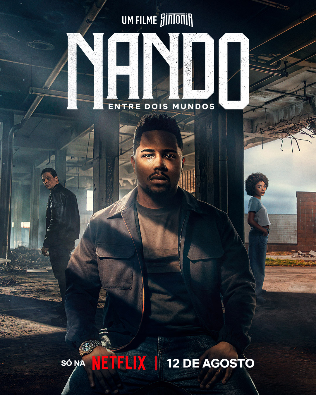 Christian Malheiros como Nando em cena dramática do filme, com clima tenso de retorno ao Brasil