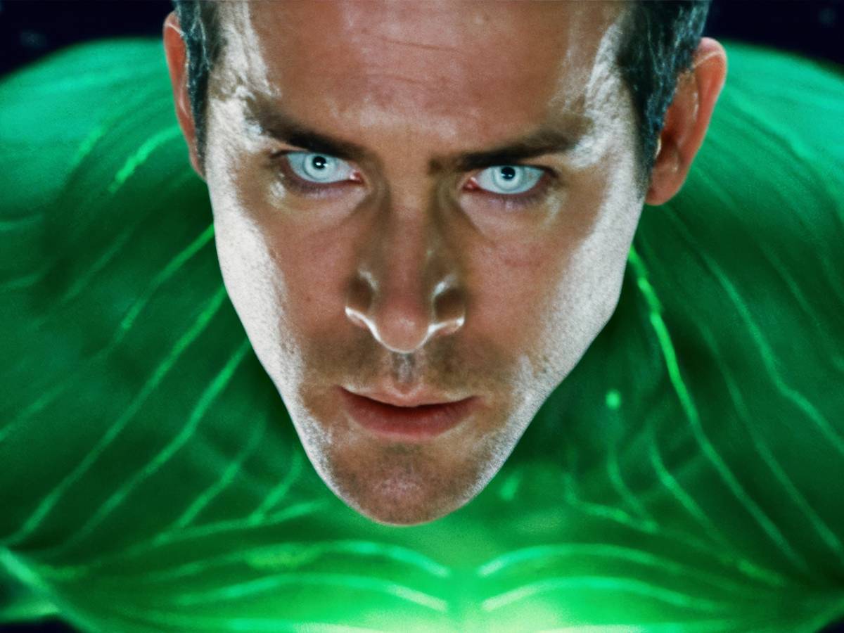 Ryan Reynolds como Hal Jordan em Lanterna Verde de 2011, imagem promocional oficial