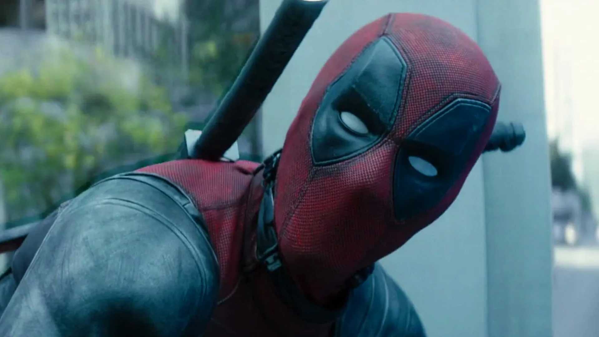 Ryan Reynolds no terno em Deadpool 2