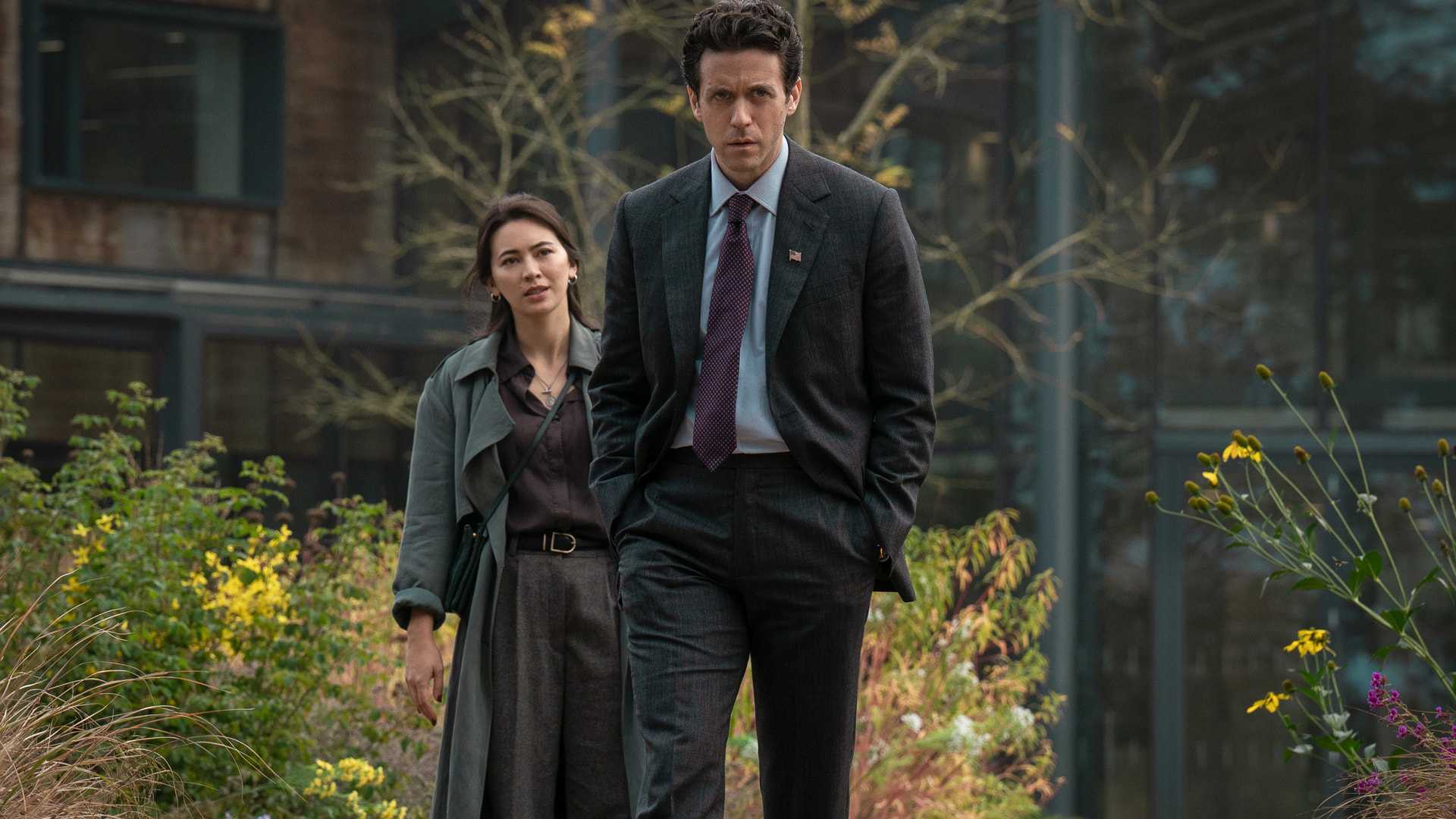 Ashley Zukerman e Jessica Henwick com expressão preocupada em Silo temporada 3
