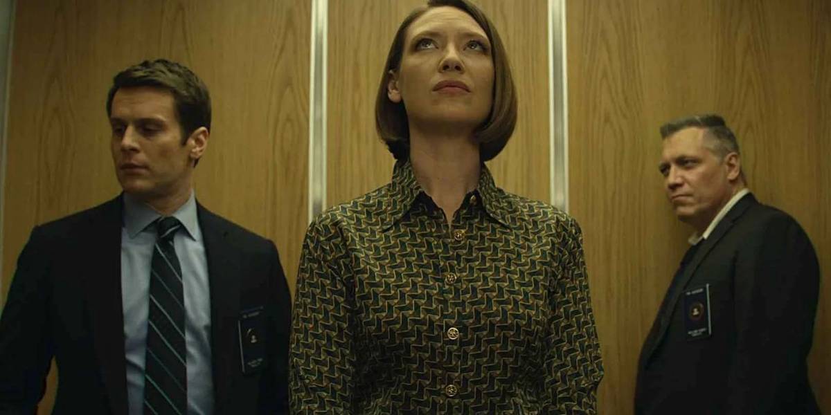 Holden, Wendy e Bill em um elevador em Mindhunter