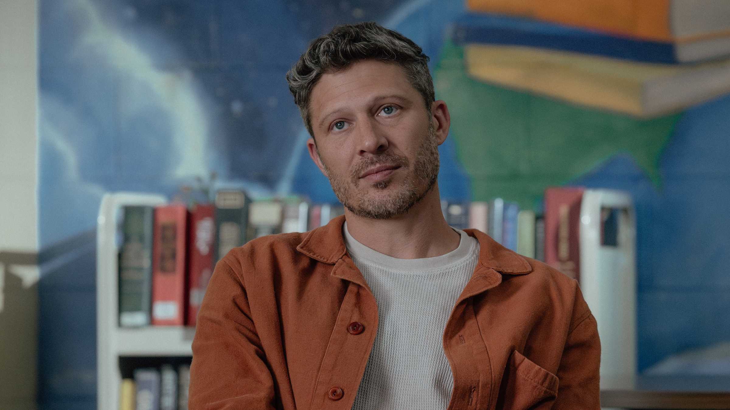 Zach Gilford como Elias Voit em Criminal Minds temporada 19, episódio 5.